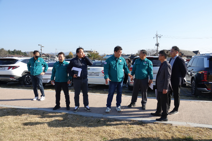경주시의회 문화도시위원회가 라원·신라왕경 복원 사업지를 찾아 점검하고 있다. 경주시의회 제공
