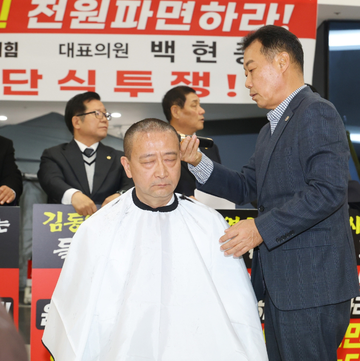 경기도의회 국민의힘 백현종(구리1) 대표의원이 25일 경기도의회 로비에서 삭발하는 모습. 연합뉴스