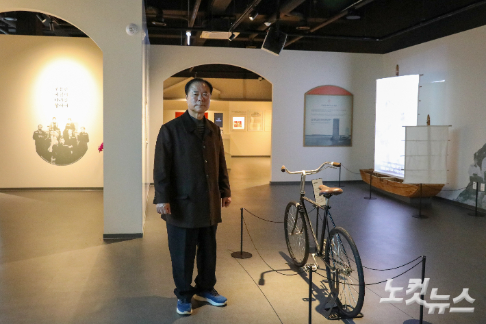  서종표 목사가 조선의 첫 자전거, 램블러 자전거를 설명하고 있다. 최화랑 기자 