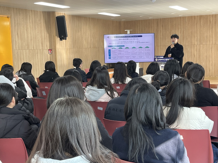 경주시청년센터가 선덕여자고등학교에서 '찾아가는 청년센터' 프로그램을 진행하며 학생들에게 청년정책과 지원제도를 안내하고 있다. 경주시 제공