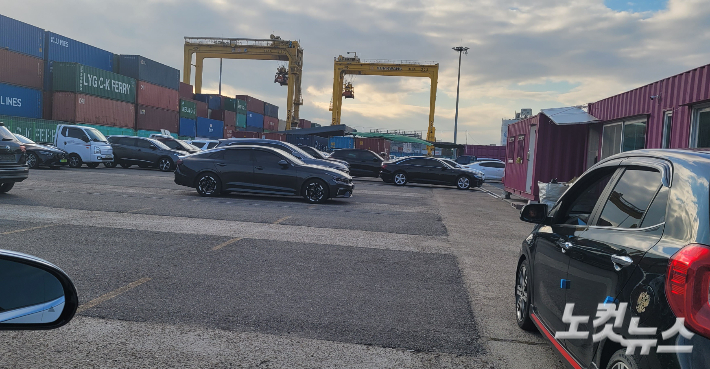 해당 항만 배후부지에 수출용 중고차들이 세워져 있고, 구획별로 여러 수출업체들의 컨테이너 사무실이 설치돼 있다. 박창주 기자