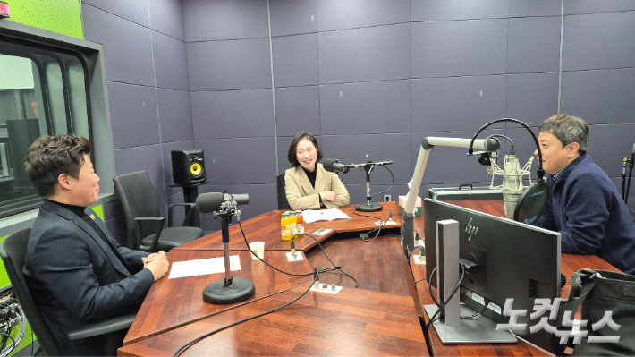 강원CBS.강원영동CBS 시사프로그램 <최진성의 위클리오늘>에 출연한 강원특별자치도의회 이지영 의원(민주), 김용래 의원(국힘). 강민주 PD