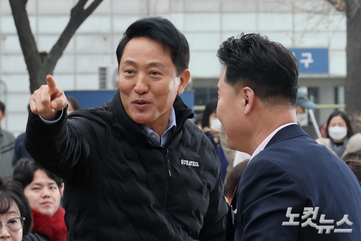 오세훈 서울시장이 24일 서울 방학사계광장 여름마당에서 열린 우이신설 연장선 도시철도 건설공사 기공식에서 오언석(오른쪽) 도봉구청장과 대화하고 있다. 박종민 기자