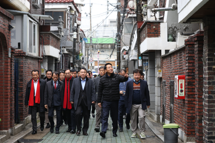 오세훈 서울시장이 25일 서울 중랑구 중화동 모아타운 현장을 찾아 사업 추진 현황을 점검하고 있다. 연합뉴스