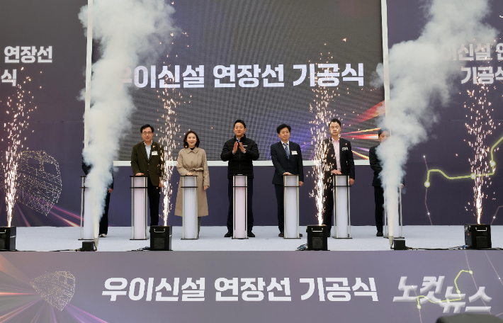 오세훈 서울시장이 24일 서울 방학사계광장 여름마당에서 열린 우이신설 연장선 도시철도 건설공사 기공식에서 기념 촬영을 하고 있다. 박종민 기자