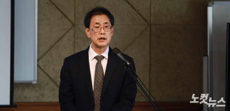 광주NCC 언론위원장 박현주 장로가 "오늘 강연이 한국 교회의 아픈 현실을 직시하고 나갈 방향을 찾는 계기가 되길 바란다"며 인사말을 하고 있다. 한세민 기자