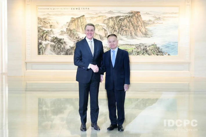 류하이싱 대외연락부장(우)과 데이비드 퍼듀 주중 미국 대사(좌). 중국 대외연락부 위챗 캡처