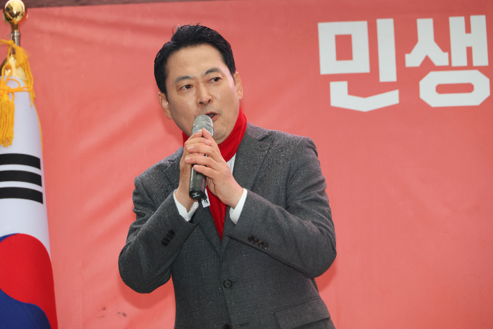 국민의힘 장동혁 대표가 25일 구미역 광장에서 열린 민생회복과 법치수호 경북 국민대회에서 발언하고 있다. 연합뉴스