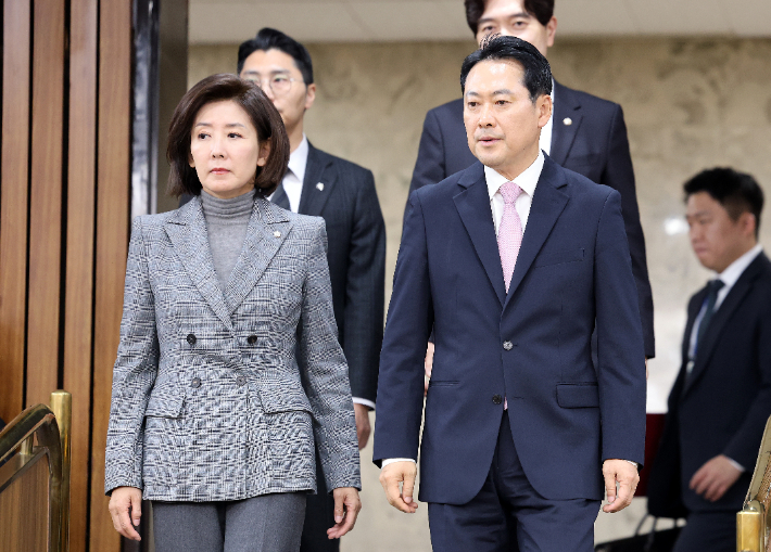 (왼쪽부터)국민의힘 나경원 의원과 장동혁 대표. 연합뉴스