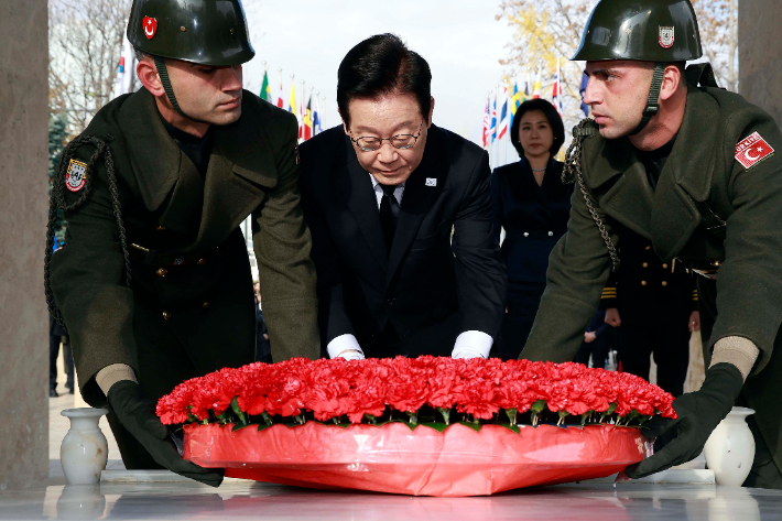 튀르키예를 국빈 방문 중인 이재명 대통령과 김혜경 여사가 25일(현지시간) 앙카라 한국공원을 찾아 한국전 참전 기념탑에 헌화하고 있다. 연합뉴스