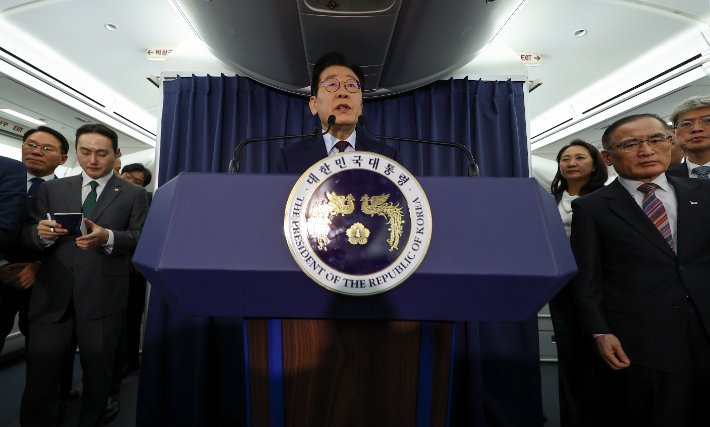 이재명 대통령이 23일(현지시간) G20 정상회의 일정을 마치고 남아프리카공화국에서 다음 방문지인 튀르키예로 향하는 공군 1호기에서 순방 기내 기자간담회를 하고 있다. 연합뉴스