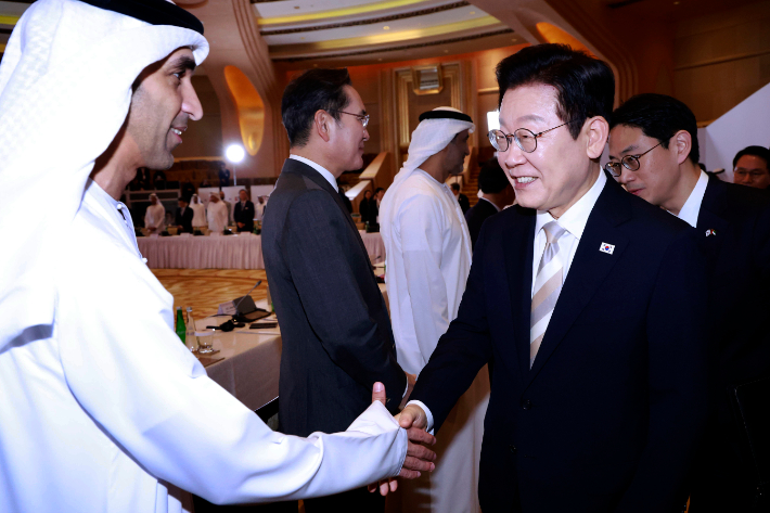 아랍에미리트(UAE)를 국빈 방문 중인 이재명 대통령이 19일(현지시간) 아부다비 한 호텔에서 열린 한-UAE 비즈니스 라운드테이블에서 알 하제리 외교부 국무장관과 인사하고 있다. 연합뉴스