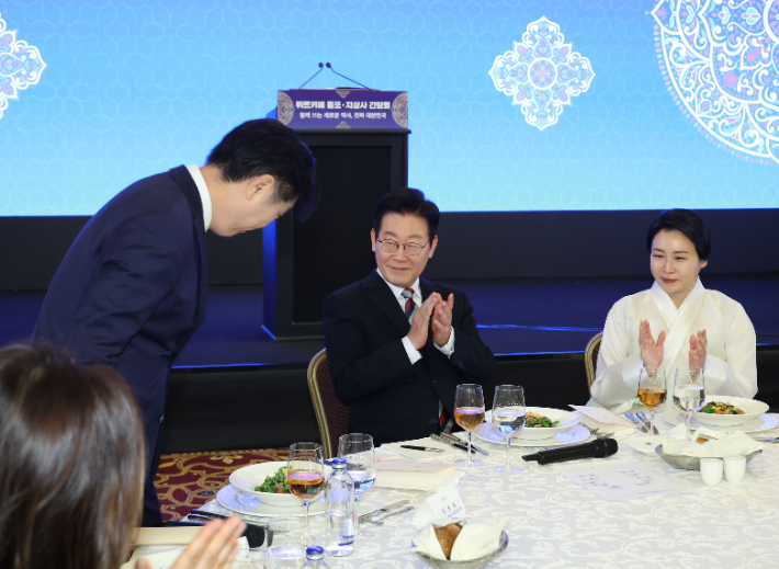 튀르키예를 국빈 방문 중인 이재명 대통령과 김혜경 여사가 25일(현지시간) 앙카라의 한 호텔에서 열린 동포·지상사 간담회에서 참석자 소개에 박수를 치고 있다. 연합뉴스