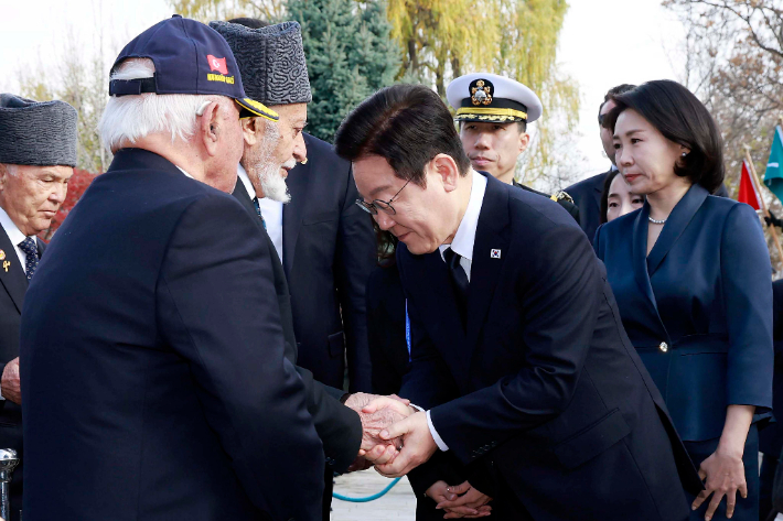 튀르키예를 국빈 방문 중인 이재명 대통령이 25일(현지시간) 앙카라 한국공원 한국전 참전 기념탑에서 헌화를 마친 뒤 참전 용사와 인사하고 있다. 연합뉴스