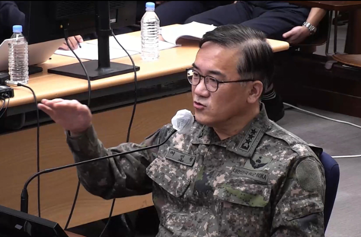 여인형 전 국군방첩사령관이 24일 서울 서초구 서울중앙지법에서 열린 윤석열 전 대통령의 내란 우두머리, 직권남용 권리행사방해 혐의 사건 속행 공판에 증인으로 출석해 발언하고 있다. 서울중앙지법 제공