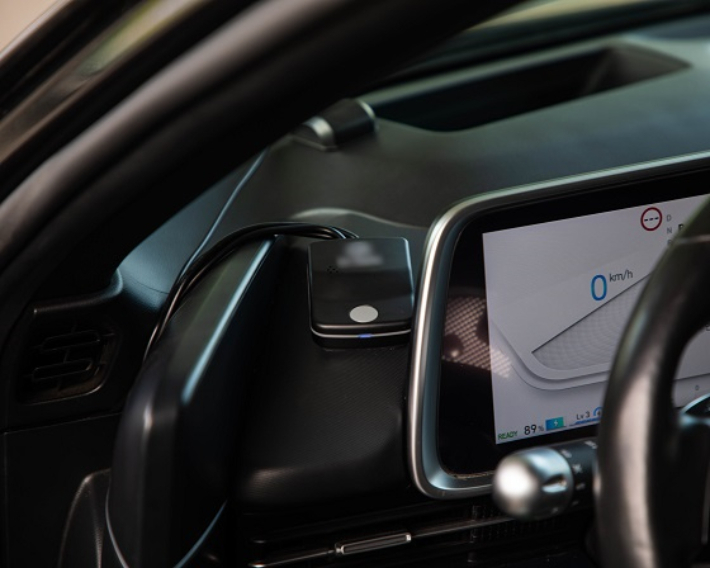 페달 오조작 방지장치가 자동차의 계기판 왼쪽 옆에 설치돼 있는 모습. 이 장치는 자동차가 15km/h 이내 주행시 급가속 페달의 작동을 제한한다. 한국교통안전공단 제공 