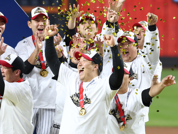 2025 프로야구 KBO 리그 포스트 시즌 한국시리즈 LG 트윈스와 한화 이글스의 5차전에서 LG 트윈스가 승리하며 우승, MVP로 선정된 LG 김현수가 기뻐하는 모습. 연합뉴스  