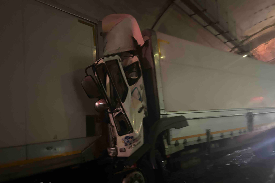 26일 오전 5시 30분쯤 강원 홍천군 내촌면 서울양양고속도로 양양 방향 화촌 9터널에서 A(57)씨가 몰던 4.5톤 화물차가 2차로에 멈춰있던 4.5톤 화물차를 들이받았다. 강원소방본부 제공