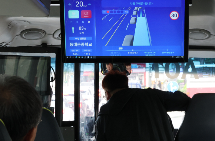 14일 서울 동대문구 동대문중학교 부근 도로에서 자율주행버스가 운행하고 있다. 연합뉴스