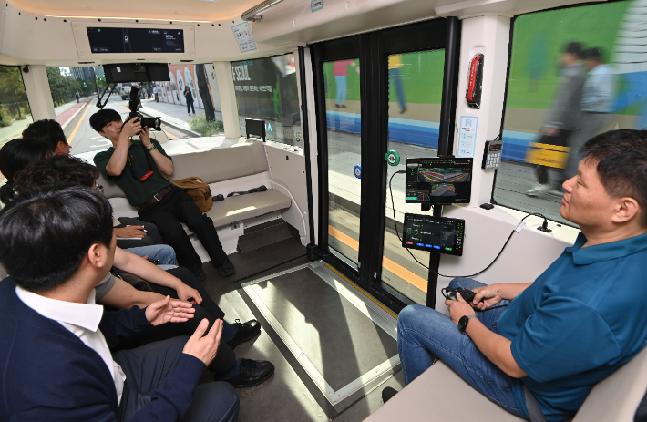 23일 서울 청계천 일대에서 운전석 없는 자율주행셔틀이 시험운행을 하고 있다. 연합뉴스