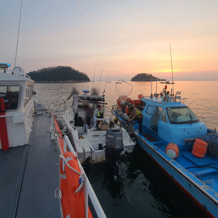 해경이 표류하고 있던 레저보트의 안전 상태를 점검하고 있다. 군산해양경찰서 제공
