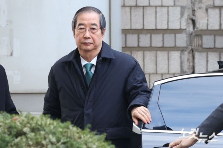 12·3 비상계엄 관련 내란 방조 등 혐의를 받는 한덕수 전 국무총리가 26일 오전 서울 서초구 서울중앙지방법원에서 열린 1심 결심 공판에 출석하고 있다.