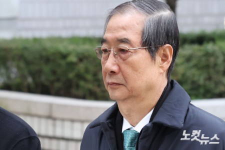 12·3 비상계엄 관련 내란 방조 등 혐의를 받는 한덕수 전 국무총리가 26일 오전 서울 서초구 서울중앙지방법원에서 열린 1심 결심 공판에 출석하고 있다.