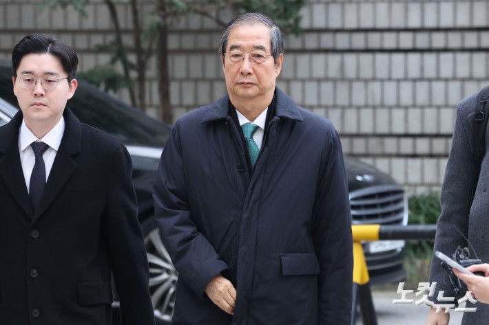 12·3 비상계엄 관련 내란 방조 등 혐의를 받는 한덕수 전 국무총리가 26일 오전 서울 서초구 서울중앙지방법원에서 열린 1심 결심 공판에 출석하고 있다.