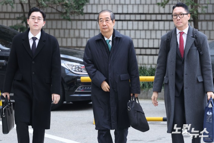 12·3 비상계엄 관련 내란 방조 등 혐의를 받는 한덕수 전 국무총리가 26일 오전 서울 서초구 서울중앙지방법원에서 열린 1심 결심 공판에 출석하고 있다.