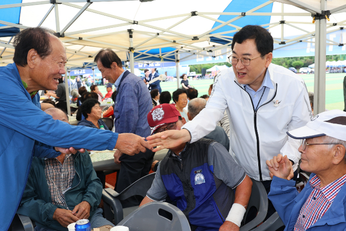 주낙영 경주시장이 어르신들과 인사를 나누며 민생 현장의 의견을 듣고 있다. 경주시 제공