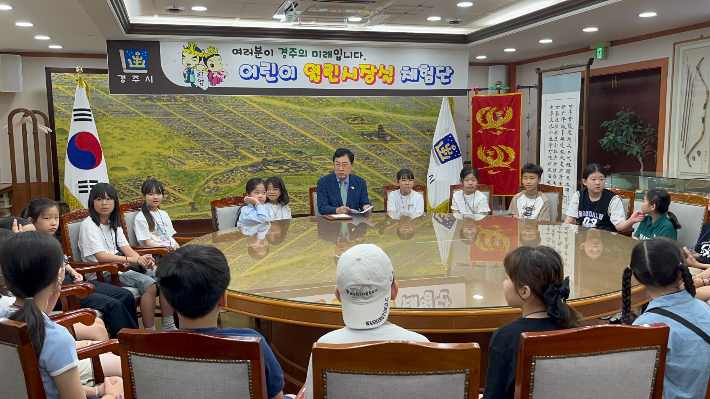 경주시 '어린이 열린시장실 체험단'에 참여한 초등학생들이 경주시청 시장실에서 시정 운영과 APEC 개최 과정 등에 대해 설명을 듣고 있다. 경주시 제공