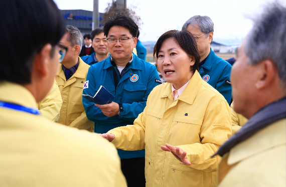 송미령 농림축산식품 장관은 11월 26일 충남 아산의 계란유통센터(식용란선별포장업소)와 곡교천을 방문해 가금농장 방역관리 상황과 철새도래지 출입통제 관리 실태를 점검했다. 농식품부 제공