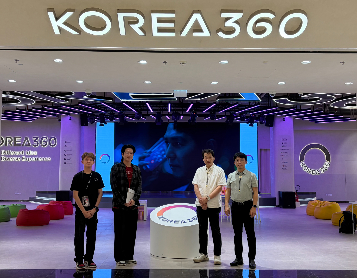 경북문화관광공사 김남일 사장이 Korea360 홍보존을 방문해 시설을 살펴본 뒤 기념사진을 촬영하고 있다. 공사 제공