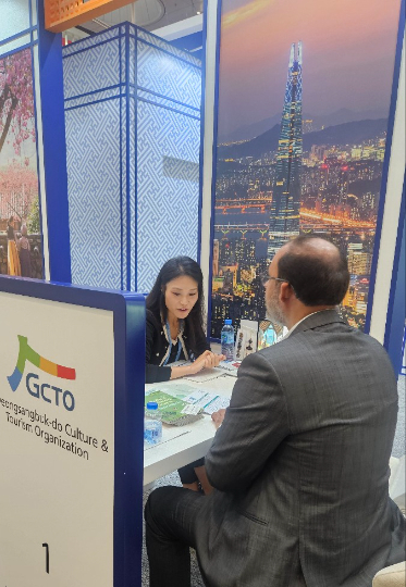 경북문화관광공사 관계자가 중동시장 바이어와 상담하고 있다. 공사 제공