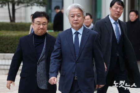 불법 정치자금을 수수한 혐의로 재판에 넘겨진 노웅래 전 더불어민주당 의원이 26일 오전 서울 서초구 서울중앙지방법원에서 열린 1심 선고공판에서 무죄를 선고받은 후 법원을 나서고 있다.