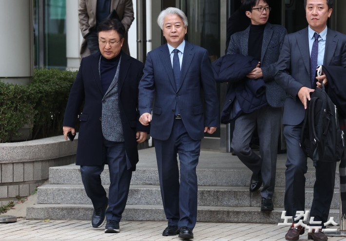 불법 정치자금을 수수한 혐의로 재판에 넘겨진 노웅래 전 더불어민주당 의원이 26일 오전 서울 서초구 서울중앙지방법원에서 열린 1심 선고공판에서 무죄를 선고받은 후 법원을 나서고 있다.