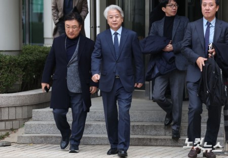 불법 정치자금을 수수한 혐의로 재판에 넘겨진 노웅래 전 더불어민주당 의원이 26일 오전 서울 서초구 서울중앙지방법원에서 열린 1심 선고공판에서 무죄를 선고받은 후 법원을 나서고 있다.