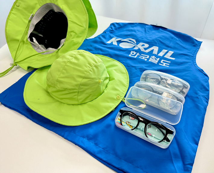 폐안전모 등을 활용해 업사이클링한 작업모와 돋보기안경. 코레일 제공