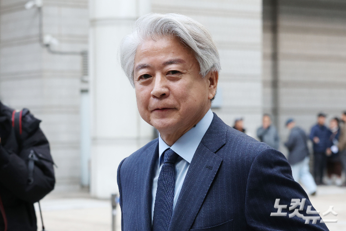 불법 정치자금을 수수한 혐의로 재판에 넘겨진 노웅래 전 더불어민주당 의원이 26일 오전 서울 서초구 서울중앙지방법원에서 열린 1심 선고공판에서 무죄를 선고받은 후 법원을 나서고 있다. 류영주 기자