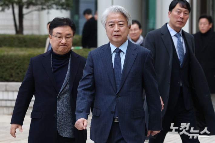 불법 정치자금을 수수한 혐의로 재판에 넘겨진 노웅래 전 더불어민주당 의원이 26일 오전 서울 서초구 서울중앙지방법원에서 열린 1심 선고공판에서 무죄를 선고받은 후 법원을 나서고 있다. 류영주 기자