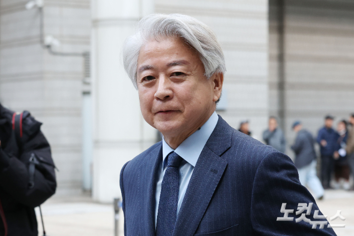 불법 정치자금을 수수한 혐의로 재판에 넘겨진 노웅래 전 더불어민주당 의원이 26일 오전 서울 서초구 서울중앙지방법원에서 열린 1심 선고공판에서 무죄를 선고받은 후 법원을 나서고 있다. 류영주 기자