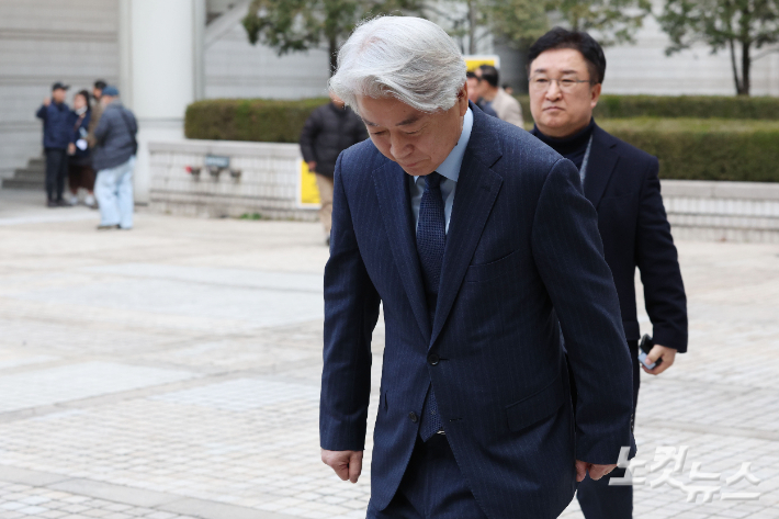 불법 정치자금을 수수한 혐의로 재판에 넘겨진 노웅래 전 더불어민주당 의원이 26일 오전 서울 서초구 서울중앙지방법원에서 열린 1심 선고공판에서 무죄를 선고받은 후 법원을 나서고 있다. 류영주 기자