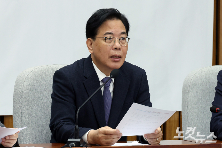 국민의힘 송언석 원내대표가 25일 서울 여의도 국회에서 열린 원내대책회의에서 발언을 하고 있다. 윤창원 기자
