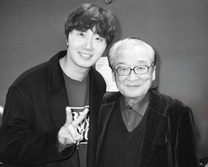 시트콤 '거침없이 하이킥'에서 손자와 할아버지 역할을 맡았던 정일우, 고 이순재. 정일우 인스타그램