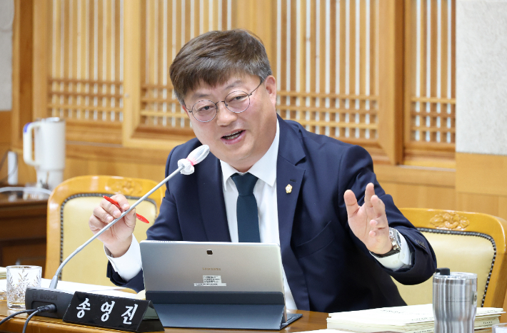 송영진 전주시의원이 시의회 행정사무감사에서 질의하고 있다. 전주시의회 제공