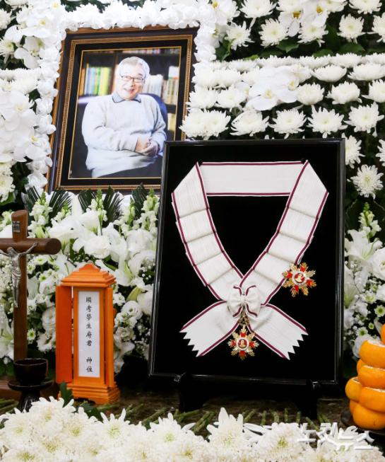 “우리가 신세 많이 졌습니다” 이순재 영정 옆에 금관문화훈장