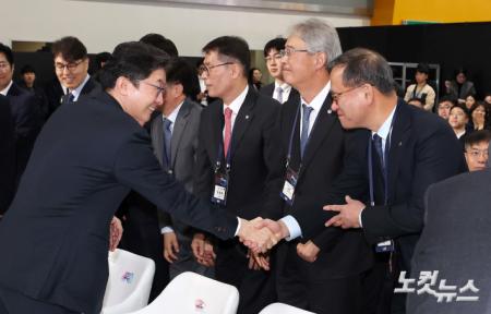 금융지주사 회장들과 인사하는 이억원 금융위원장