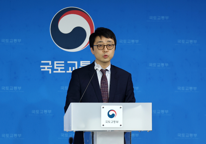 김배성 국토교통부 공공주택추진단장이 26일 정부세종청사 국토부 기자실에서 내년 수도권 공공택지 공공분양 공급계획 관련 브리핑을 하고 있다. 연합뉴스