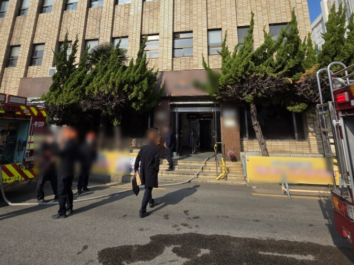 26일 오전 부산 서구의 한 건물 지하 1층에서 암모니아가 누출돼 작업자 3명이 병원으로 옮겨졌다. 부산경찰청 제공