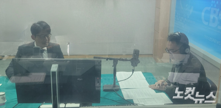 왼쪽부터 유인웅 과장, 김종현 앵커. 충북CBS